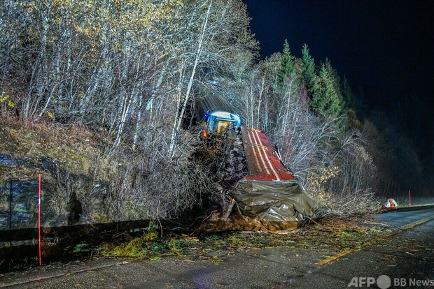 落石と接触で列車脱線、1人死亡 ノルウェー