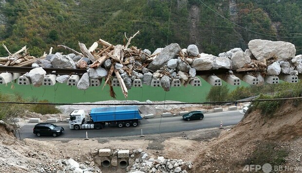 【今日の1枚】線路上のがれき、土砂崩れの爪痕 ボスニア