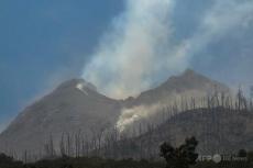 インドネシアで火山噴火、10人死亡、警戒レベル最大に