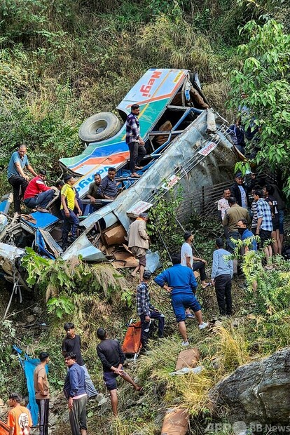 ヒマラヤの渓谷にバス転落、死者36人 インド