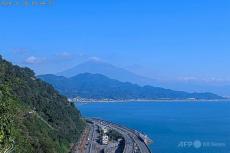 富士山頂、やっと雪化粧 「初冠雪」宣言はまだ