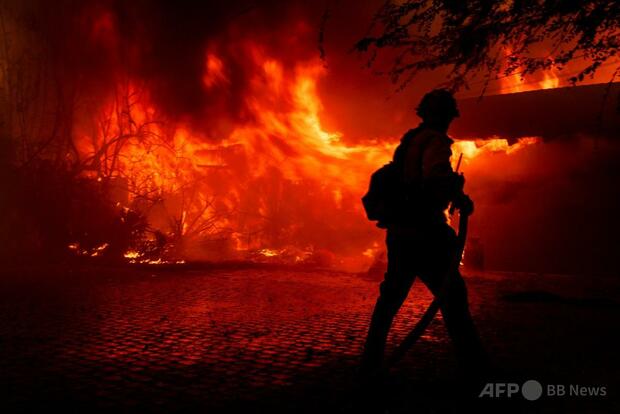 米LA近郊で山火事、強風にあおられ制御不能に