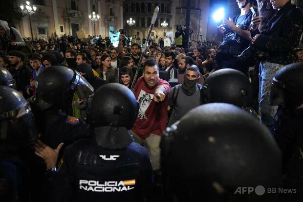 洪水被害のスペインで大規模デモ 当局の対応に抗議