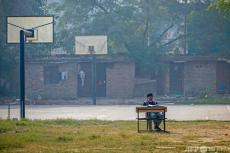 【今日の1枚】大気汚染で休校中の学校から届ける授業 インド