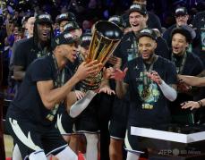 バックスがサンダー下しNBAカップ優勝 ヤニスがトリプルダブルの躍動