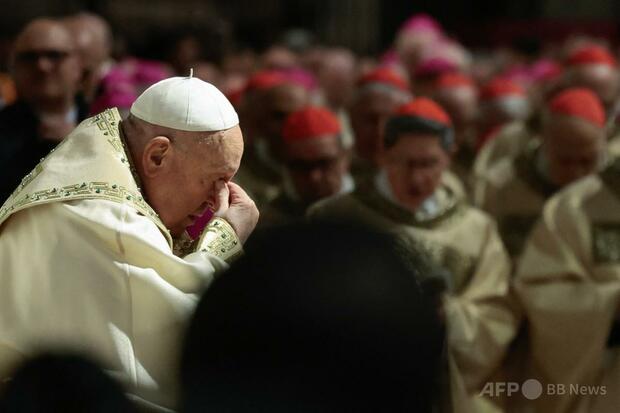 ローマ教皇「戦争や撃たれた子どもたち」に思いを イブのミサ