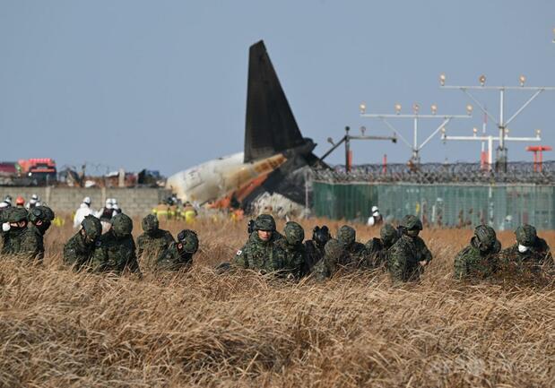 旅客機が着陸失敗、181人中2人以外絶望か  韓国南西部