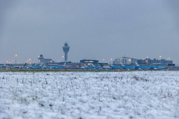 欧州各地で大雪、航空便の欠航相次ぐ 休暇シーズン最終日に混乱