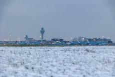 欧州各地で大雪、航空便の欠航相次ぐ 休暇シーズン最終日に混乱