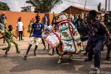 【今日の1枚】仮面姿のご先祖が踊るブードゥー教の祭り ベナン