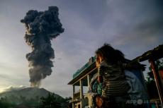 インドネシア東部で噴火、警戒レベル最高に引き上げ