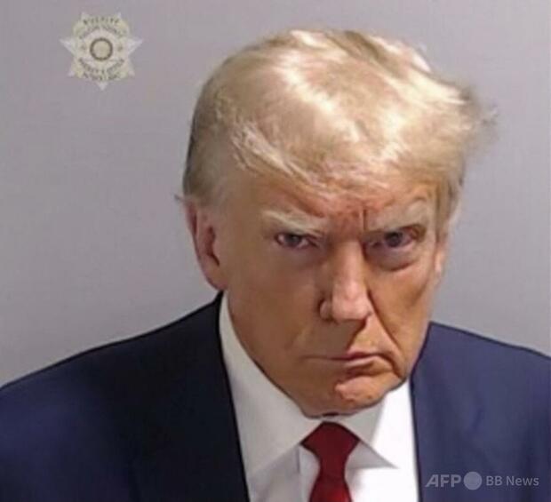 トランプ氏、大統領公式写真公表 「マグショット」に酷似