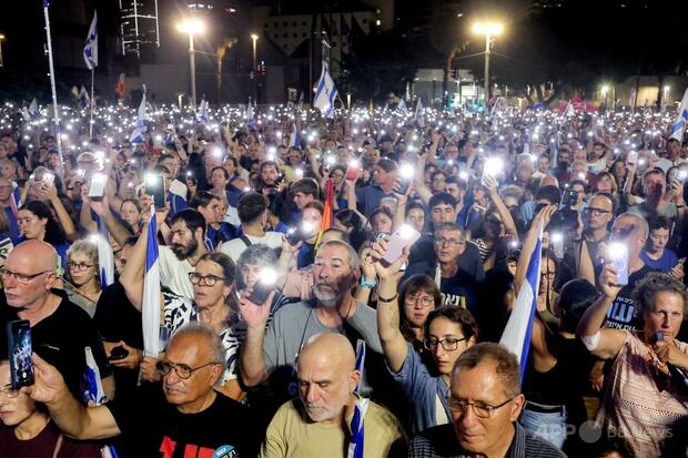 イスラエル総選挙直前、テルアビブで数千人が反政府デモ