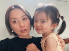 鈴木亜美、デビュー26周年に娘との顔出しショット！ 「益々ママに似て来ましたね」「大きくなって可愛い」