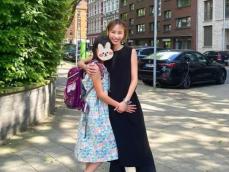 大迫勇也の美人モデル妻、長女との小学校卒業ショット公開！ スタイル抜群な親子ショットに反響