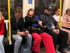 「危ないよー起きてー！」フワちゃん、ロンドンの電車で爆睡する姿に反響！ 「映えます」「かわいー」