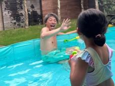 「プールでっか！」田村淳、娘らと庭で水遊びショット！ 「一般家庭じゃ水道代が過ぎる大きさ」