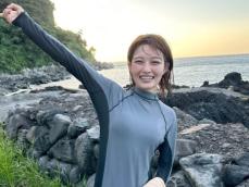 井上咲楽、伊豆大島で太もも際立つ美脚を披露！ 「どんどん綺麗になっていますね」「凄え可愛い」