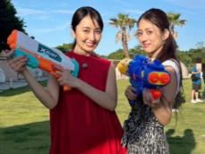 小沢真珠＆矢田亜希子、美女の“水合戦”ショット公開！ 「楽しすぎた!!」「次は負けないわよ」