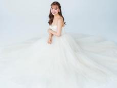 藤田ニコル、結婚1周年記念のウエディングドレス姿を披露！ 「銀河一かわいい」「天使すぎる」