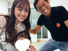 「神対応」菊地亜美、“実物顔小さすぎる芸能人”告白し娘との3ショット公開！ 「めちゃくちゃいい写真」