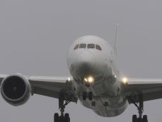 台風接近や予測不可能なゲリラ雷雨、地震……飛行機の「欠航」はスピード勝負で予定変更を！