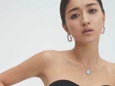 「大人の色気ムンムン」みちょぱ、美デコルテ際立つモデルショットに称賛の声！ 「どんどんきれいに」