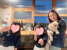 小沢真珠、「お揃いの服を着て」娘2人＆愛犬との家族ショット公開！ 「わんちゃんもお子様もかわいい」