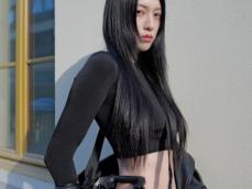 三吉彩花、おなかを大胆露出！ ボディライン際立つぴっちりコーデを披露