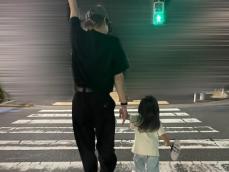 佐久間大介、めいっ子とのほっこり“お散歩”ショットに反響！ 「尊い」「ドラマのワンシーンのよう」