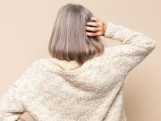 49歳のグレイヘアに「老けて見えるなあ」と夫、16歳の息子は“率直すぎる友人の声”をぽつり