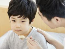 「特定の食品ばかり食べる」「ガラスを噛むような感じがする」偏食が心配な子にやってはいけないこと