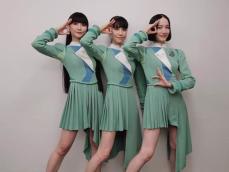 「トリプル美脚！」Perfume、日向坂46のポーズ？ で圧巻の美脚ショット公開！ 「ただただ美しい」