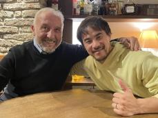 元サッカー日本代表・岡崎慎司、「日本代表最高の外国人監督」とのツーショット！ 「再会は胸熱すぎ」