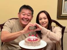 「いつもLoveLoveなご夫婦」花田虎上の美人妻、“16回目の結婚記念日”を祝う夫婦ショット公開！ 「熱い！」