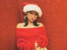 鈴木奈々、サンタコス？ な肩出しルックで「クリスマス予定ないよー！」とファンに発信 「冗談なのでは？」