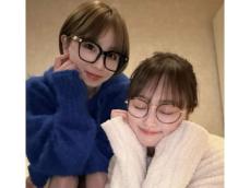 「双子みたい」鈴木奈々、地元の美人友達との“すっぴんで部屋着”自宅ショットを公開！ 「足細っ」