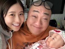 「にこちゃんとパパ同じ顔」西野未姫、夫・山本圭壱と娘を取り合い！ 「子煩悩が滲み出てる」