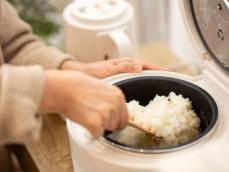 炊飯器でごはんが炊けたあと、「すぐほぐす」「待って蒸らす」どちらが正解？ 【家電のプロが解説】