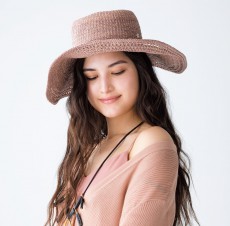 「つば広帽子」で夏は大人っぽく♪　おすすめの色、デザインは？