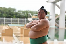 元気な35歳　嘉風関が「マジでやめて～」って? 『大相撲観戦ガイド』裏話その1