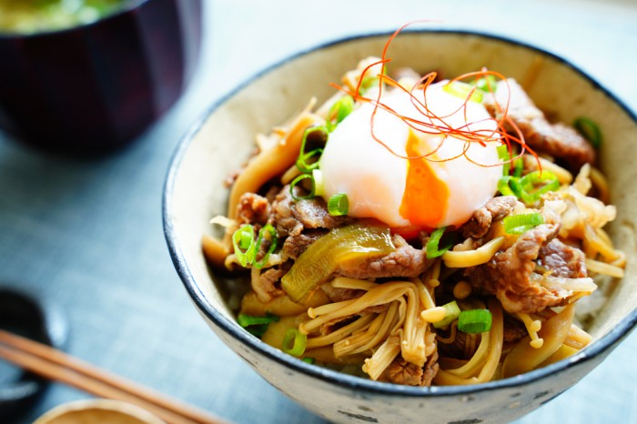 秋の味覚とお肉がうますぎーっ! 男はみんな絶賛する「簡単牛丼」