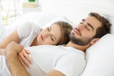 アソコを付けて…男が幸せを感じる「彼女と寝る時の体勢」5選