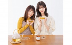 欅坂46・松平璃子＆長沢菜々香がワニのポーズ！　就寝前のストレッチ