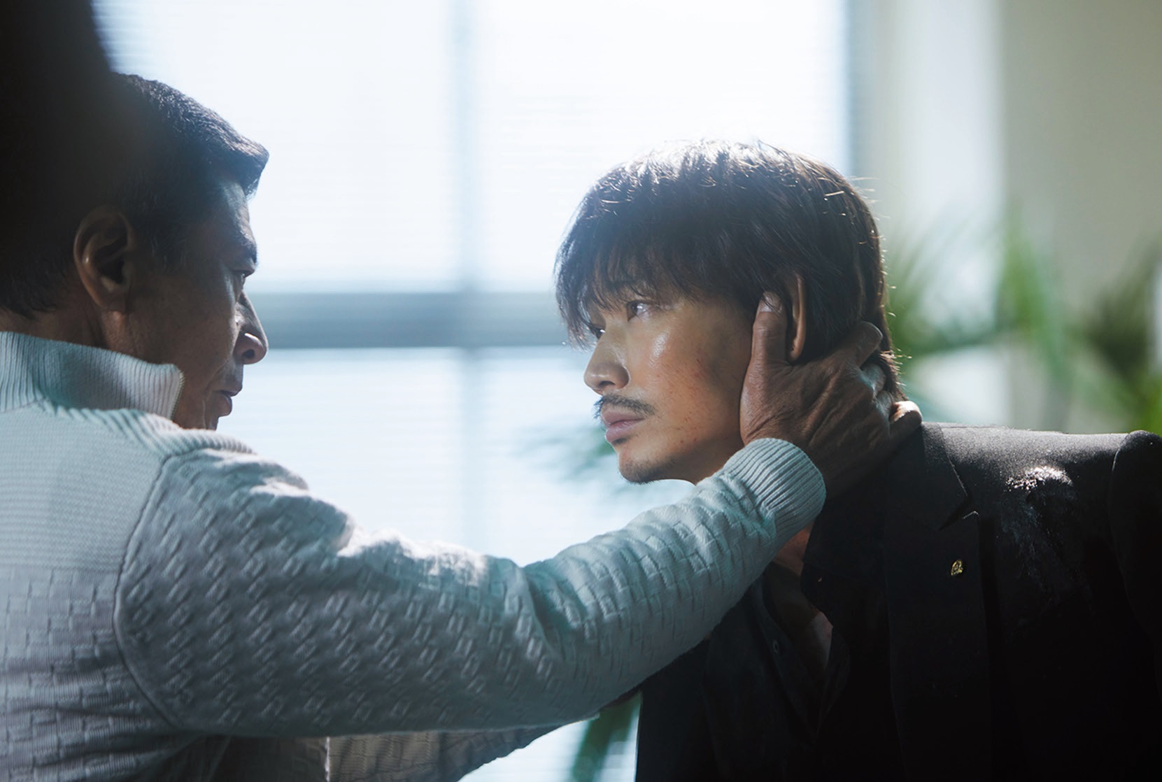 綾野剛×舘ひろし初共演 “家族”を描くヤクザ映画のリアリティ｜Infoseek