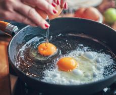 目玉焼き、何かける？ 女性約200人に聞いた「目玉焼きの食べ方アレンジ」