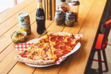 ふっくら生地＆ソースが魅力！ 直径50cm、本場仕込みの“ニューヨークピザ”