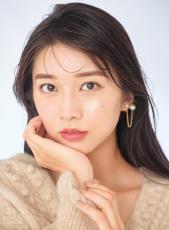 牧野真莉愛「カバー力があるのに素肌っぽく仕上がる」 秋冬新作コスメでフォギー肌に