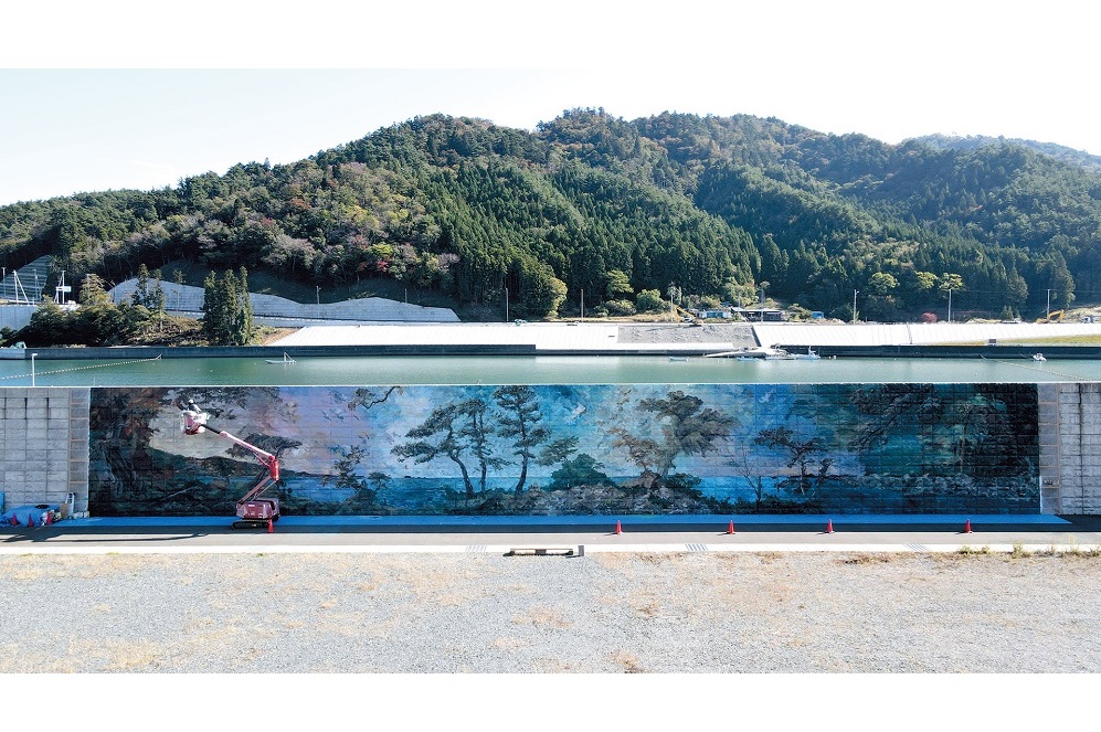 被災地・石巻市雄勝町にある「海岸線の美術館」 防潮堤に“もう一つの海岸線”を描く