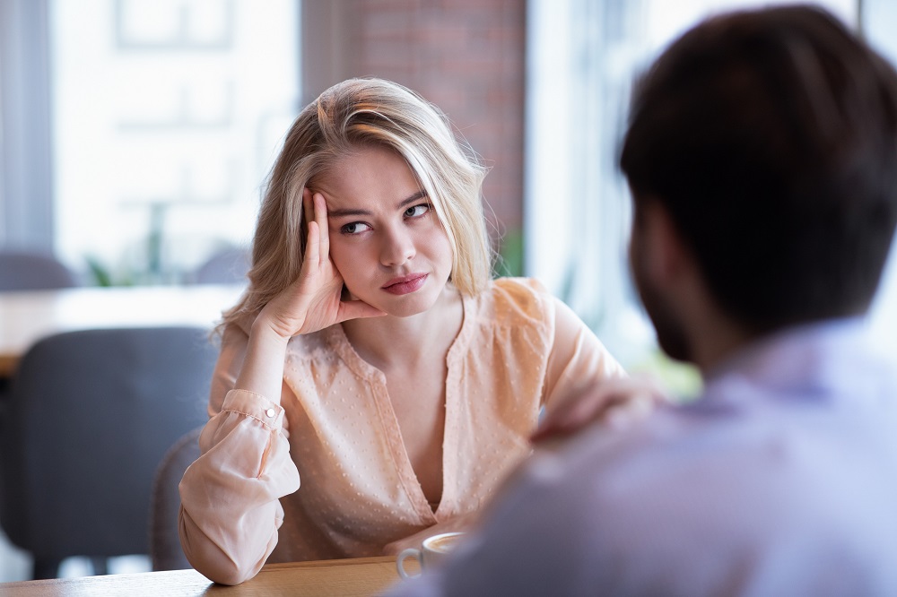 さすがにムリ…！ いつも恋愛がうまくいかない「女性の特徴」